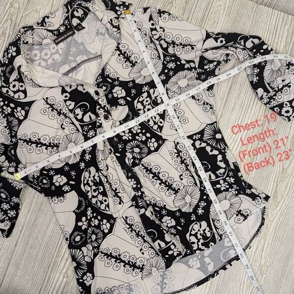 Essentials by Milano Women’s Medium Black White Floral Button Down Blouse Top - Picture 7 of 9